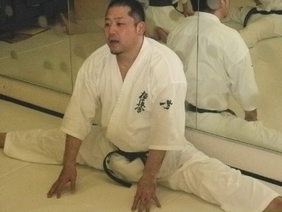 小田師範の得意技はこの柔軟な身体から放たれる後廻し蹴り。昇段を予定してる人は気を付けてくださいね！