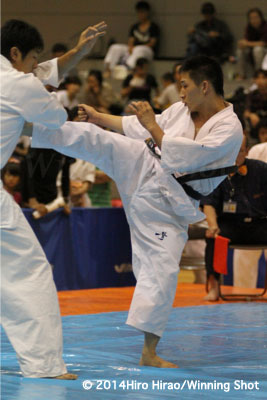 昨年準優勝の小田はキレのある攻撃で松崎を攻める。松崎は体格を活かして小田の攻撃を封じる